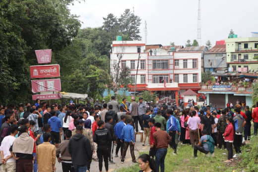 ताप्लेजुङमा तरुण दल र नेविसंघले गरे प्रहरीविरुद्ध प्रदर्शन
